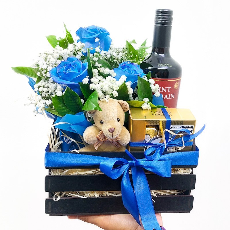 Caixa Rosas Azuis: Vinho, Ferrero, Ursinho - Presente Completo