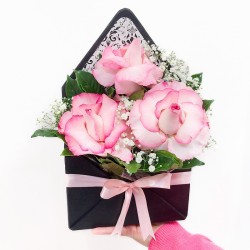 Envelope com 3 Rosas: Amor, Delicadeza em um Presente!