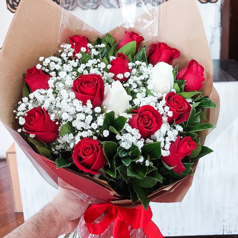 Buquê Rosas Vermelhas e Brancas: Amor Intenso e Pureza em um Presente!