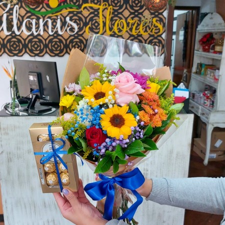 Buquê Kraft Mix Flores Azul Lilás Ferrero  Alegria, Doçura e Elegância