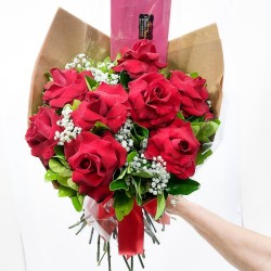 Elegância e Perfume: Buquê Kraft com 8 Rosas Abertas