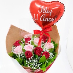 Amor em Dobro: Buquê de 12 Rosas com Balão Personalizado