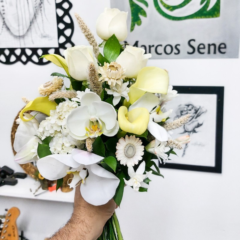 Buquê de Noiva Clássico: Rosas, Orquídeas e Callas para um Casamento