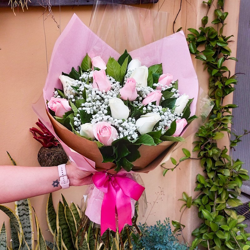 Buquê 15 Rosas Cor de Rosa e Brancas | Amor e Delicadeza em Cada Flor!