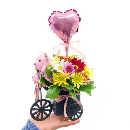 Mini Triciclo com Flores e Balão Love | Presente Romântico