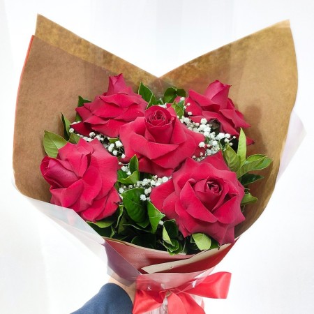 Buquê 5 Rosas Vermelhas: Amor e Paixão em um Presente Único!